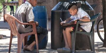 Efraín estudiando junto a su abuelo (Joaquín Beame)