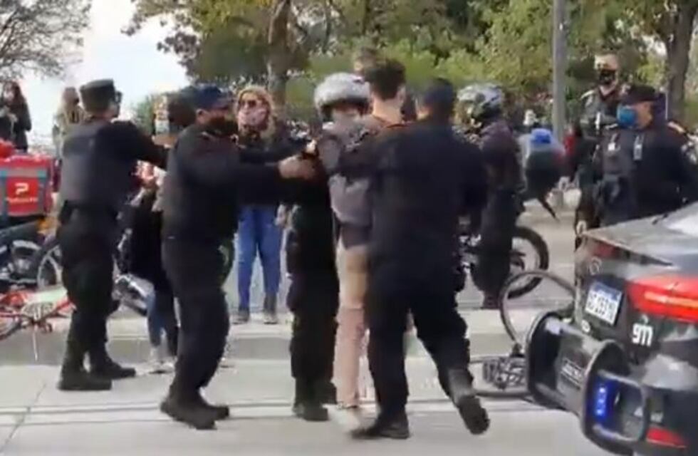 Grabaron en video el arresto de una pareja rosarina que salió sin barbijo