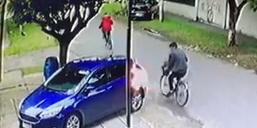 Dos personas prendieron fuego un auto en Baigorria\u002E (Captura Baigorria Informa)