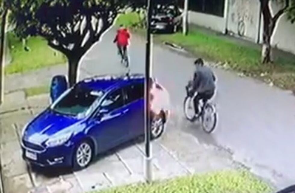 Quedó registrado el momento en el que se inicia el incendio intencional de un auto