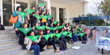 Investigadoras y estudiantes de la UNCo firmaron por la despenalización del aborto\u002E