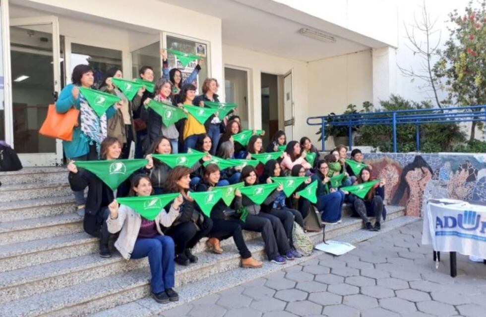 Investigadoras y estudiantes de la UNCo firmaron por la despenalización del aborto