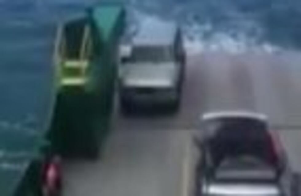 Una camioneta 4x4 cayó al mar desde un ferry porque olvidaron poner el freno de mano