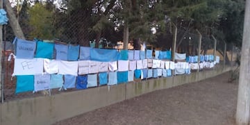 Con una bandera abrazan al Jardin Fulvio Pagani de Arroyito