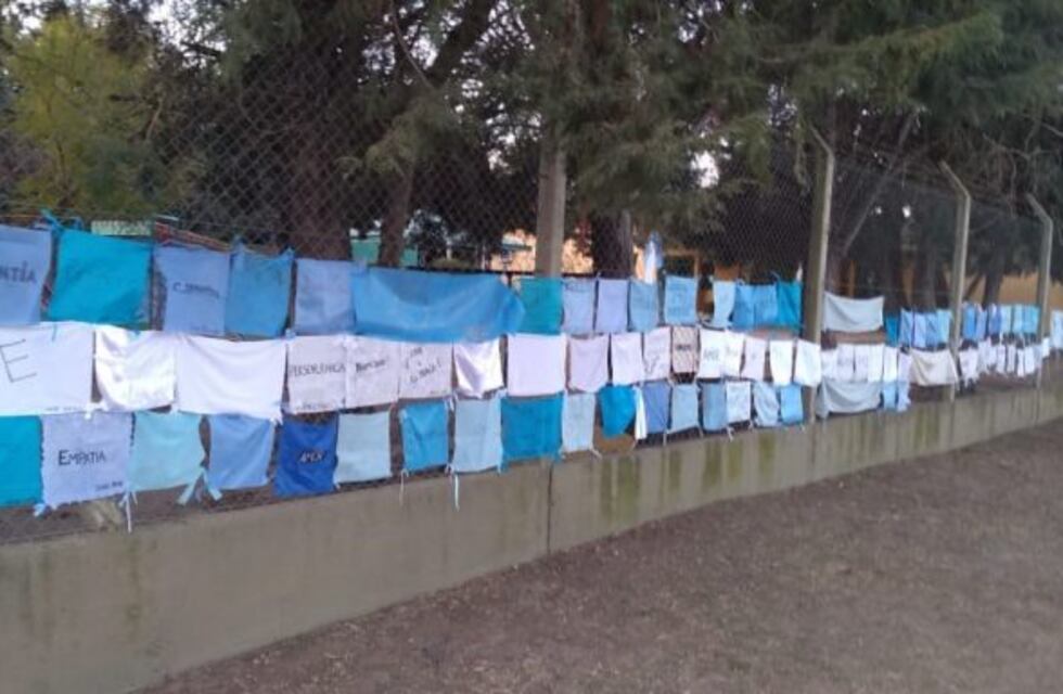 Un jardín de Infantes de Arroyito lleva adelante el proyecto de abrazarlo con la Bandera Argentina