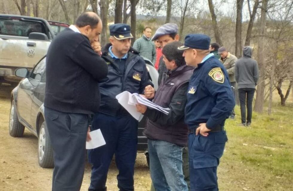 Asamblea de productores y transportistas en el acceso al camino de Altas Cumbres