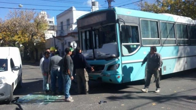 Choque entre colectivo y camioneta 26 de abril