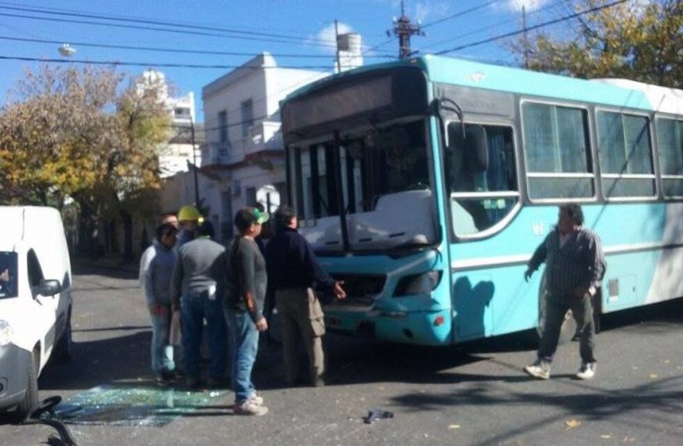 Un colectivo chocó a una camioneta de reparto que casi termina adentro de un bar