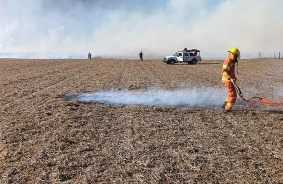 Denuncian incendio intencional de campos en Córdoba que pertenecen a un miembro de CRA