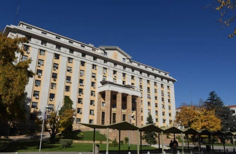 Casi 40 agentes estatales perdieron beneficios por adeudar impuestos