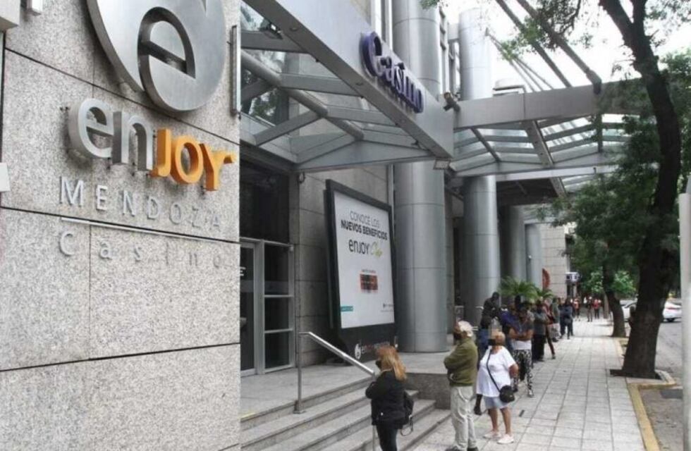 Reabrieron los casinos y hubo largas colas para entrar