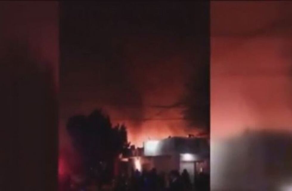 Pérdidas totales en tres viviendas tras un incendio en barrio Ludueña