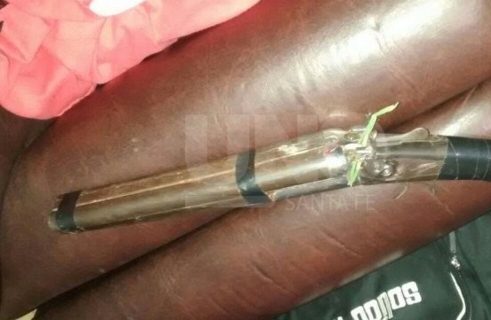 Estaba robando en una casa, se le cerró la puerta y le quedó dentro una escopeta
