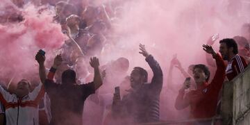 BAS105\u002E BUENOS AIRES (ARGENTINA), 29/08/2018\u002E- Aficionados de River animan a su equipo hoy, miércoles 29 de agosto de 2018, durante un partido de la Copa Libertadores entre River Plate y Racing Club, en el estadio Antonio Vespucio Liberti, en Buenos Aires (Argentina)\u002E EFE/David Fernández