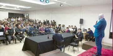 La charla fue en el Salón Fundación del diario El Comercial a auditorio lleno