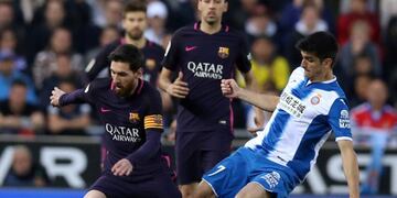 Soccer Football - Espanyol v Barcelona - Spanish La Liga Santander - RCDE stadium, in Cornella-El Prat (Barcelona), Spain - 29/04/2017. Barcelona's Lionel Messi and Espanyol's Gerard Moreno in action. REUTERS/Albert Gea