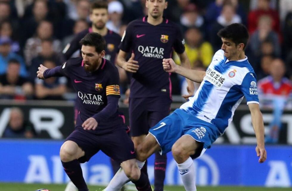 Barcelona le ganó 3-0 el clásico catalán al Espanyol y comparte la punta con el Real Madrid