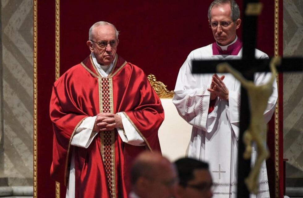 En la Vigilia de Pascua, Francisco criticó la "burocracia paralizante que no permite que las cosas cambien"