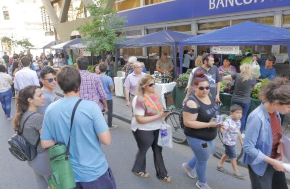 Contratados del Estado montaron una feria en pleno centro para pedir el pase a planta