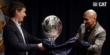 El Cholo Guiñazú recibió un reconocimiento de la Superliga de Futbol\u002E (Prensa Talleres)