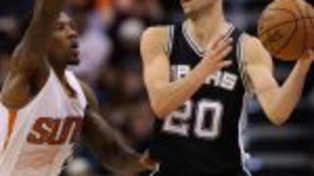 PHOENIX, AZ - DECEMBER 15: Manu Ginobili #20 of the San Antonio Spurs looks to pass around Eric Bledsoe #2 of the Phoenix Suns during the first half of the NBA game at Talking Stick Resort Arena on December 15, 2016 in Phoenix, Arizona. NOTE TO USER: User expressly acknowledges and agrees that, by downloading and or using this photograph, User is consenting to the terms and conditions of the Getty Images License Agreement. Christian Petersen/Getty Images/AFPn== FOR NEWSPAPERS, INTERNET, TELCOS & TELEVISION USE ONLY ==