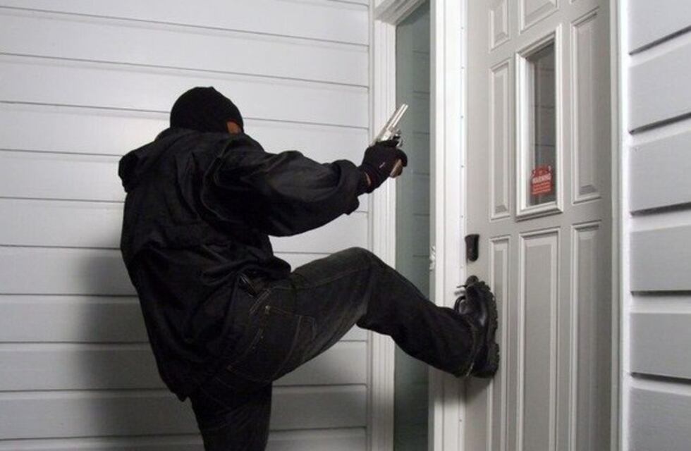 Estaban armados, derribaron la puerta, revisaron la heladera y robaron