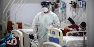 Personal médico realiza controles de rutina a pacientes COVID-19. (Foto: EFE/ Juan Ignacio Roncoroni)
