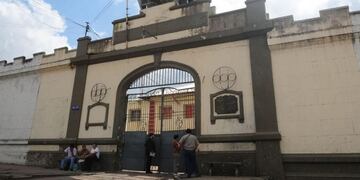 Empleado de la cárcel de Villa Urquiza intentó pasar droga en sus botas\u002E (Web)