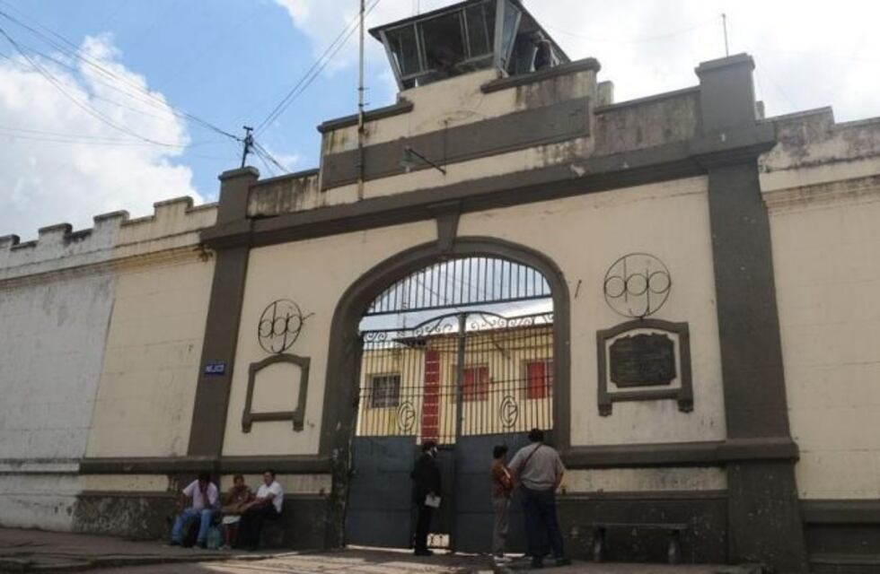 Empleado del penal de Villa Urquiza intentó pasar droga en sus botas