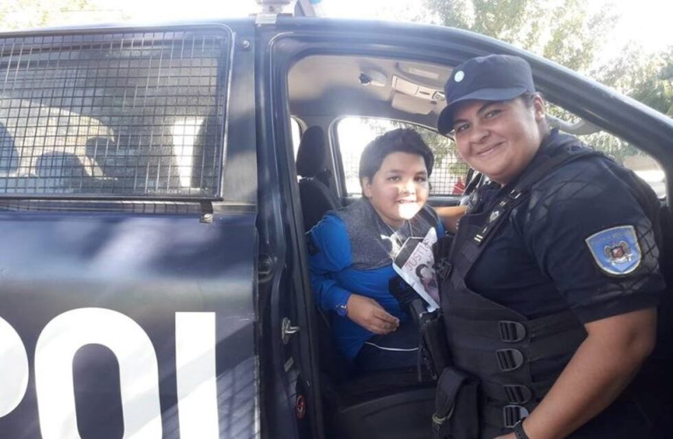 El gesto de una policía con un niño que perdió a su hermano