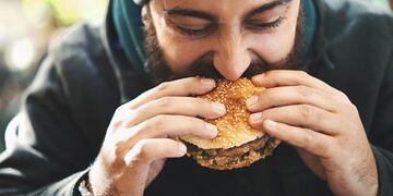 La falta de tiempo, el estrés y otros factores llevan a las personas a no tomarse un tiempo prudencial para comer