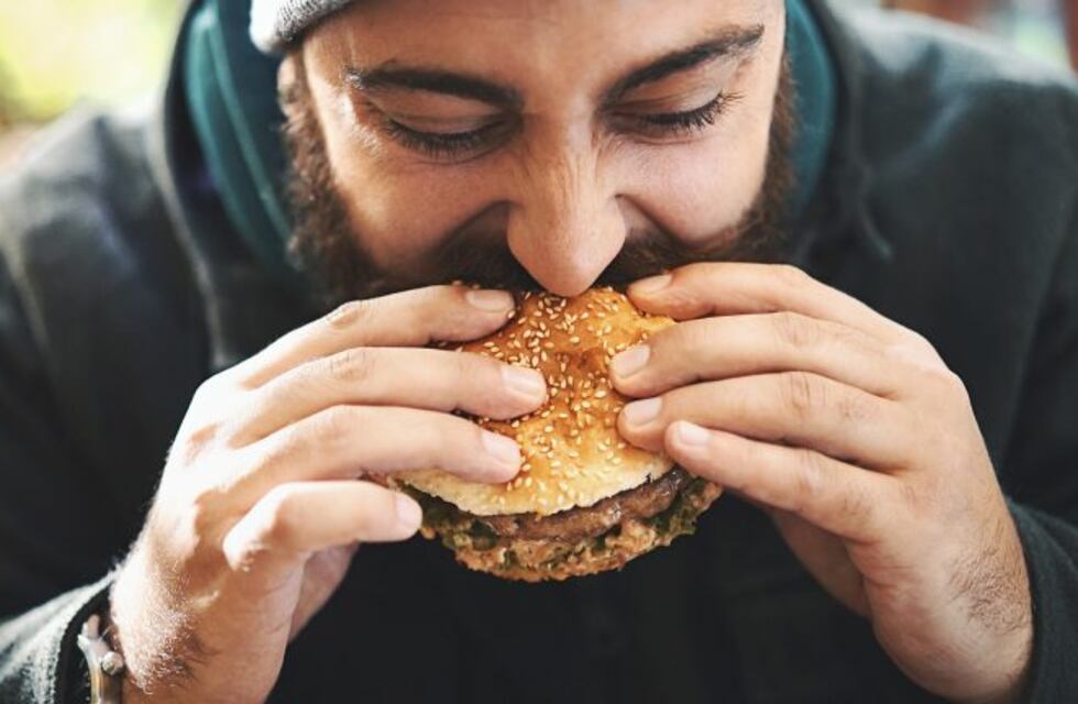 Esto es lo que le pasa a tu cuerpo cuando comés demasiado rápido