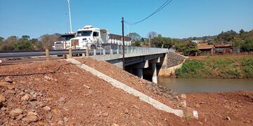 Comandante Andresito: finalizan el segundo tablero del puente sobre arroyo San Francisco.