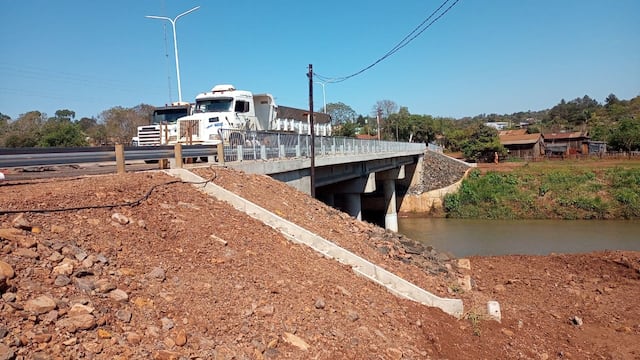 Comandante Andresito: finalizan el segundo tablero del puente sobre arroyo San Francisco.