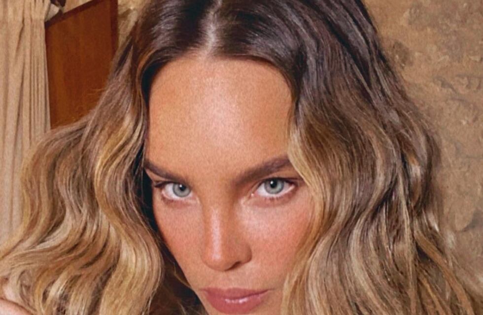 Belinda conquistó las redes al posar con un ajustado vestido negro