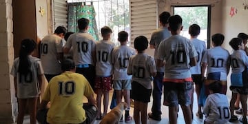 El grupo cordobés homenajea hace años al astro argentino. (@elmesdeldiego)