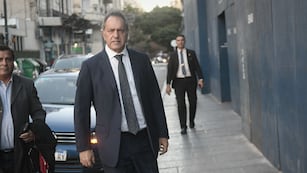 El embajador Daniel Scioli llegó al Senado acompañado por el diputado Marcelo Casaretto (Foto: Federico López Claro)