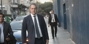 El embajador Daniel Scioli llegó al Senado acompañado por el diputado Marcelo Casaretto (Foto: Federico López Claro)