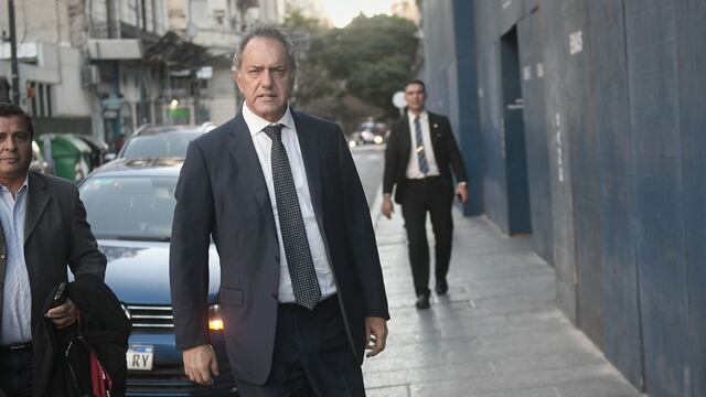 El embajador Daniel Scioli llegó al Senado acompañado por el diputado Marcelo Casaretto (Foto: Federico López Claro)