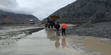 Maquinaria pesada trabajó en varias oportunidades a lo largo del día este jueves, cada vez que la crecida de un arroyo provocaba el corte de la ruta 9 a la altura del paraje Chañarcito, en la zona de Purmamarca.
