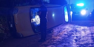 San Vicente: un conductor resultó herido tras volcar con su vehículo en el barrio Las Quintas.