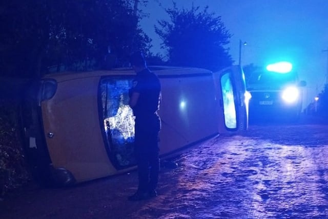 San Vicente: un conductor resultó herido tras volcar con su vehículo en el barrio Las Quintas.