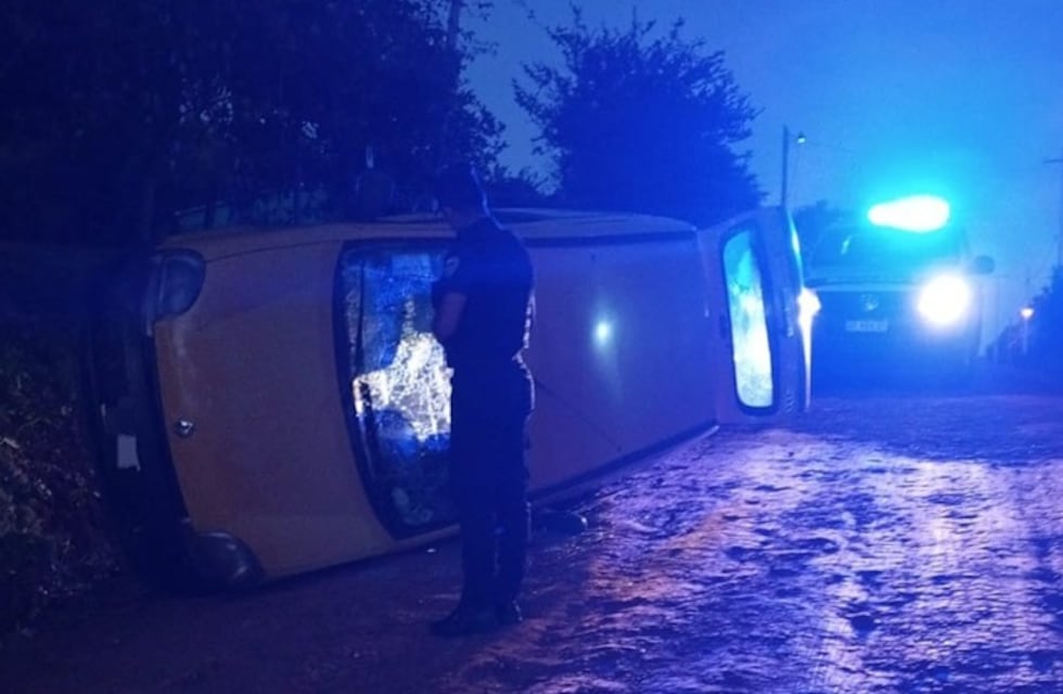 San Vicente: un conductor resultó herido tras volcar con su vehículo en el barrio Las Quintas
