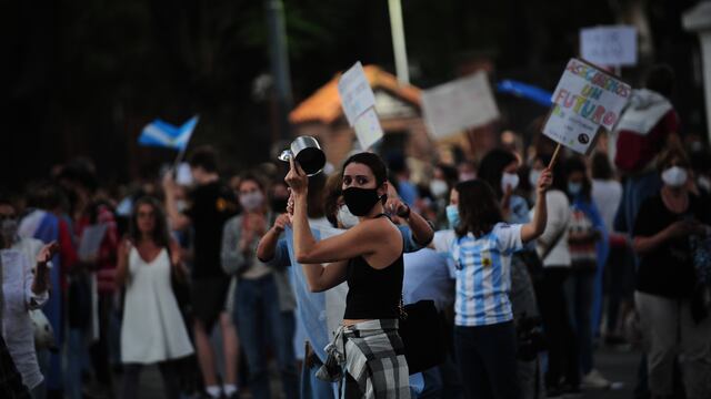 Cacerolazo frente a la quinta presidencial de Olivos, después del anuncio de ayer de Alberto Fernandez (Foto: Clarín)