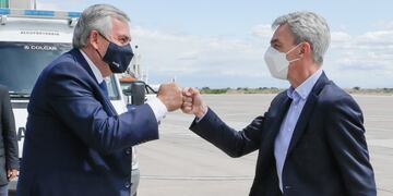 El ministro de Transporte, Mario Meoni, fue recibido en el aeropuerto "Horacio Guzmán" por el gobernador Morales.