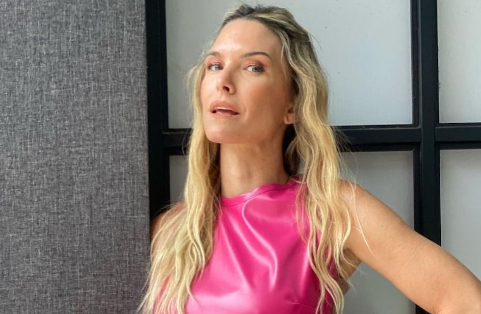 El look plateado de Sofía Zámolo para salir de shopping: elegante y sensual