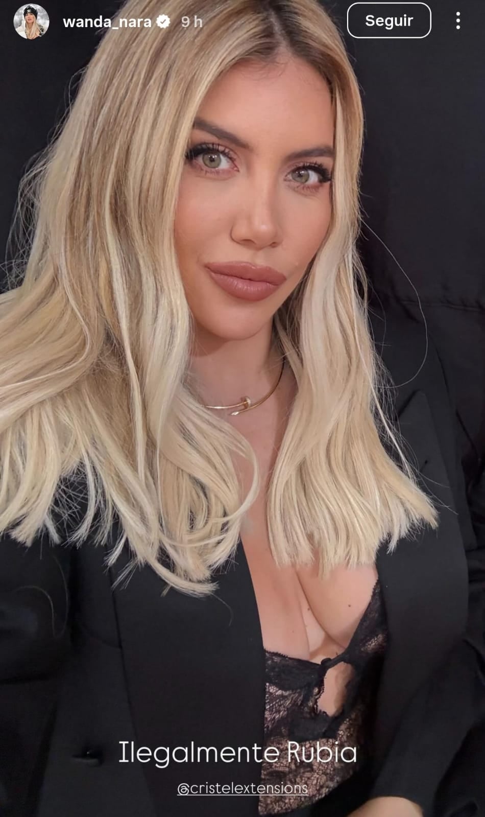 Body escotado y encaje: Wanda Nara apostó por un look total black y destacó con un accesorio que será tendencia esta temporada