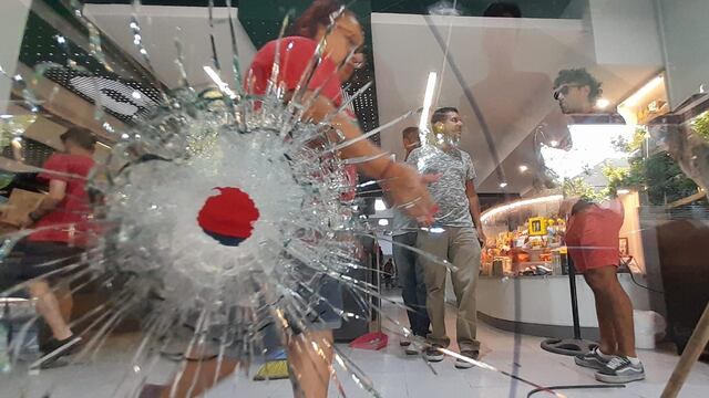 Los impactos en el vidrio del local que traspasaron la persiana. (Gentileza Clarín)