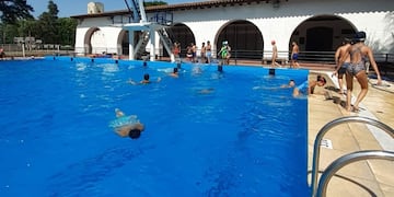 La programación incluye Escuela de Natación por niveles, colonia para chicos y chicas y talleres en el EPAM y el Centro Cultural Virla. (Foto Colonia FacdEF)