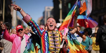 Un participante en la marcha del Orgullo LGBTQ+ vitorea en Budapest, Hungría, el sábado 28 de junio de 2025. (AP Foto/Rudolf Karancsi)